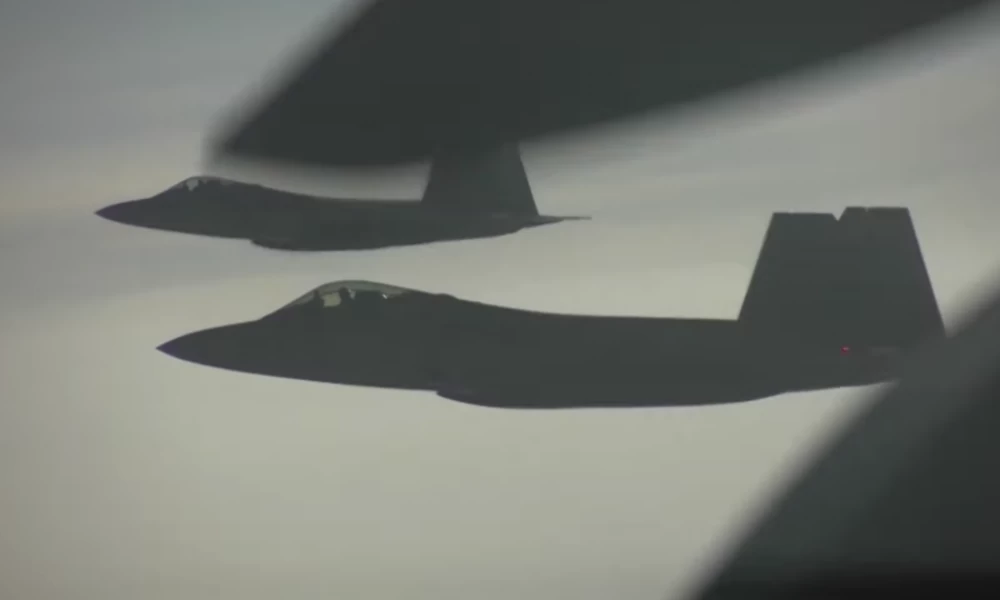 Μαχητικά F-22 συναντούν ρωσικά Su-35 πάνω από την Αλάσκα και ξεκινούν τις κόντρες (βίντεο)